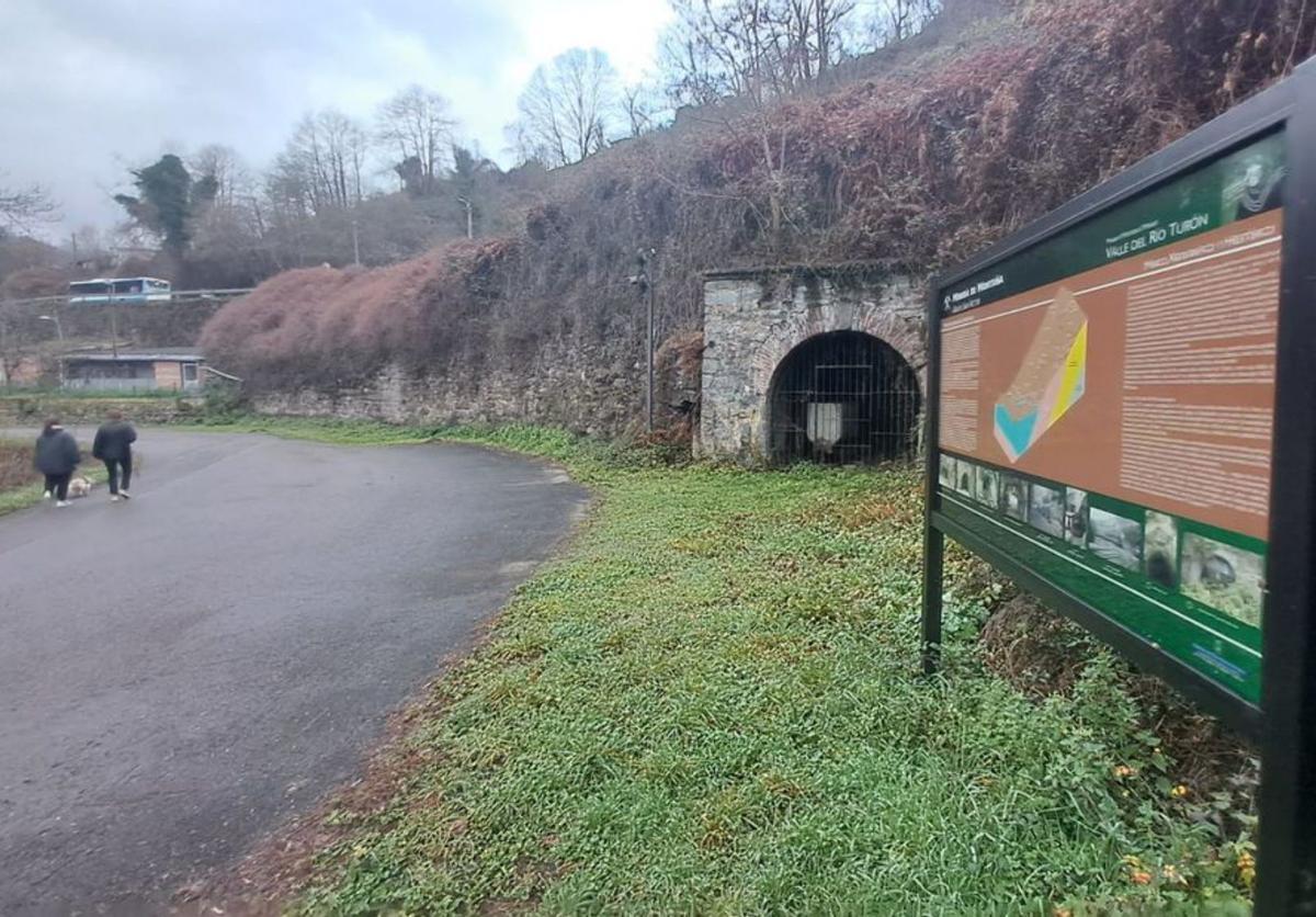 Información sobre las minas de montaña junto a la senda de Turón. 