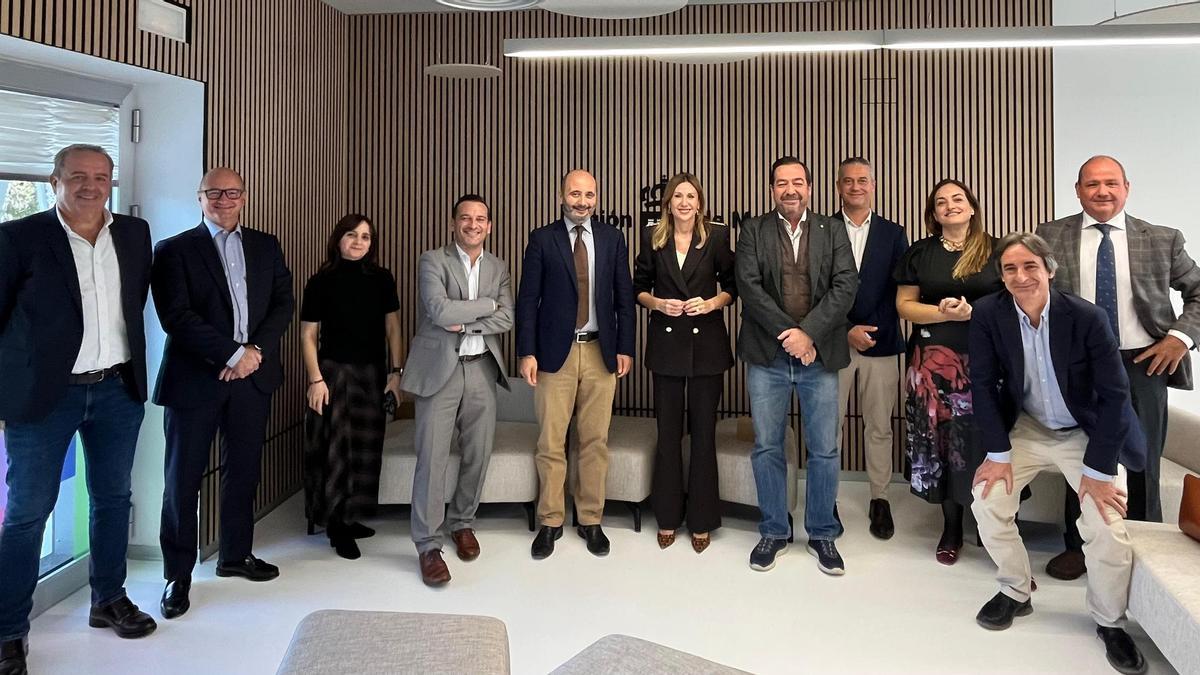 Foto de familia durante la inauguración del Investor Care Center de la Región, en el Parque Científico de Murcia.