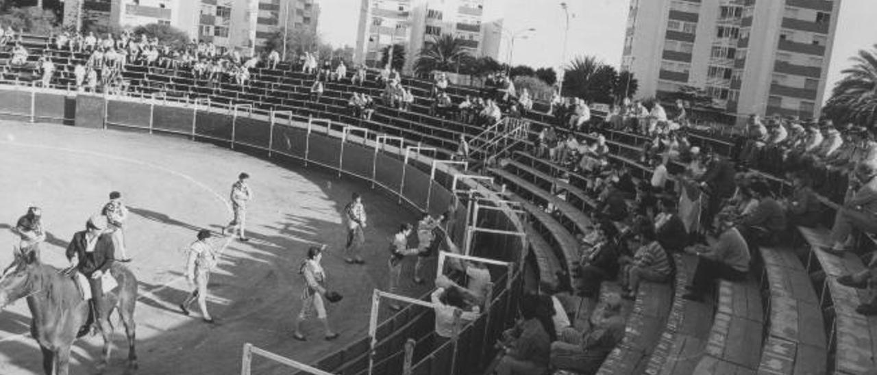 Plaza de toros portátil que se ubicó en Escaleritas el 7 de diciembre de 1989, no exenta de protestas.