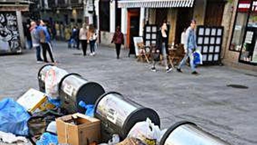 Bolsas de basura fuera de los contenedores en San Nicolás.