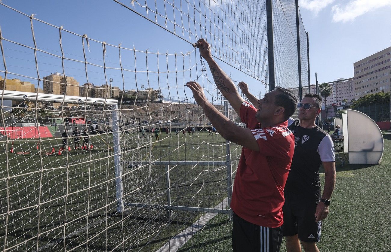 El Pilar, el campo de la vergüenza del fútbol base: "El césped es chicle y se nos puede caer una valla encima"