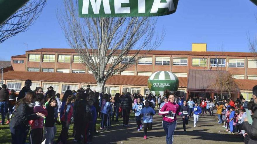 Chicas llegan a la meta.