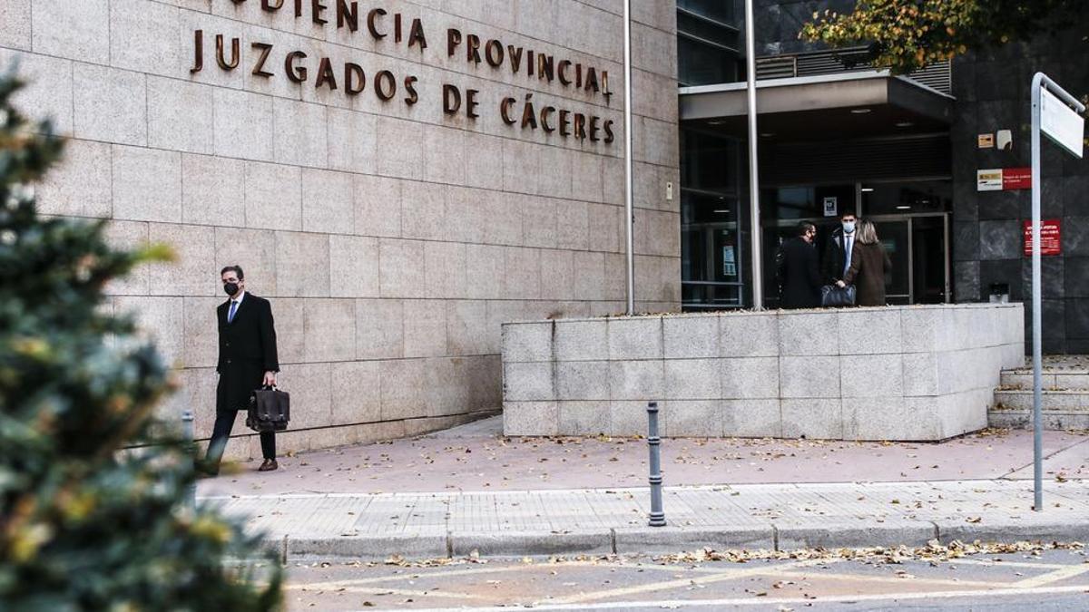 Imagen de la entrada a la Audiencia Provincial de Cáceres.