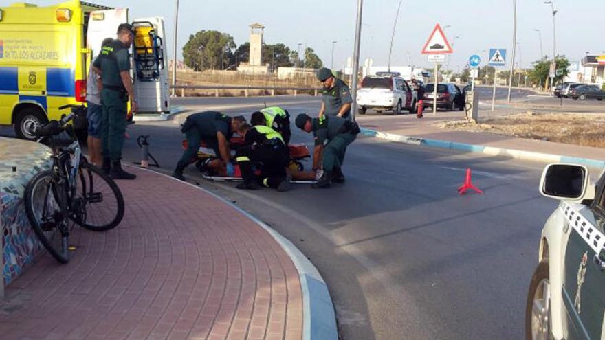 La Guardia Civil atiende al herido antes de la llegada de los sanitarios.