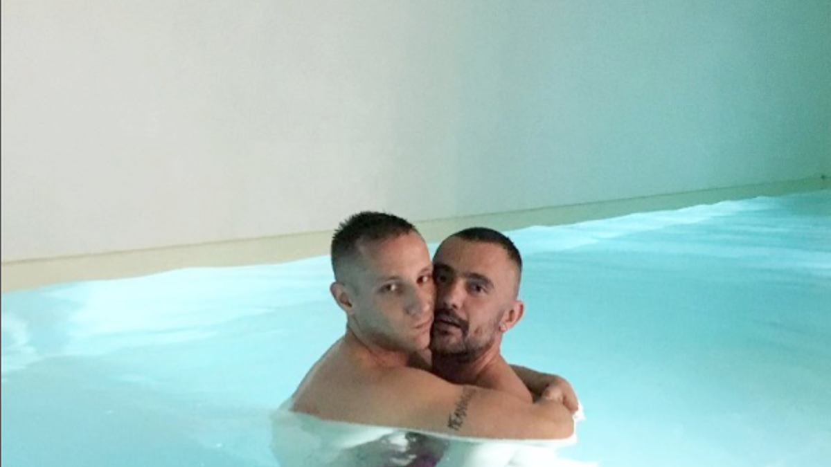 Pablo Sáez y David Delfín en la piscina
