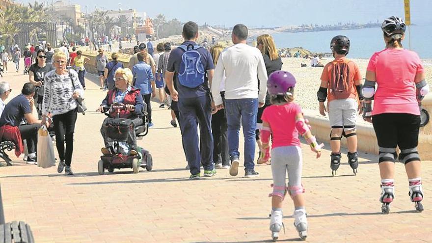 Almenara recibe la Semana Santa con la masiva reutilización del paseo