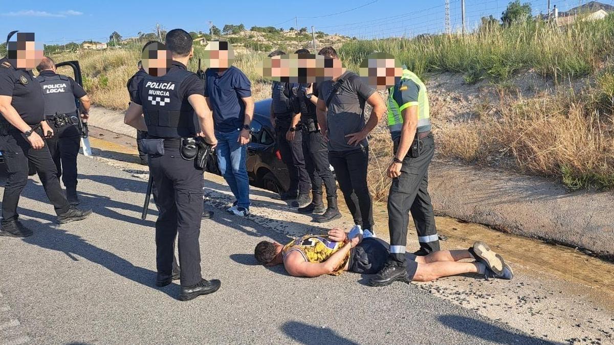 Policías locales y guardias civiles junto al conductor detenido tras la persecución.