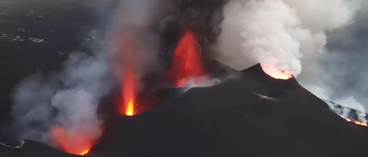 La lava del volcán de La Palma se desborda desde Tacande