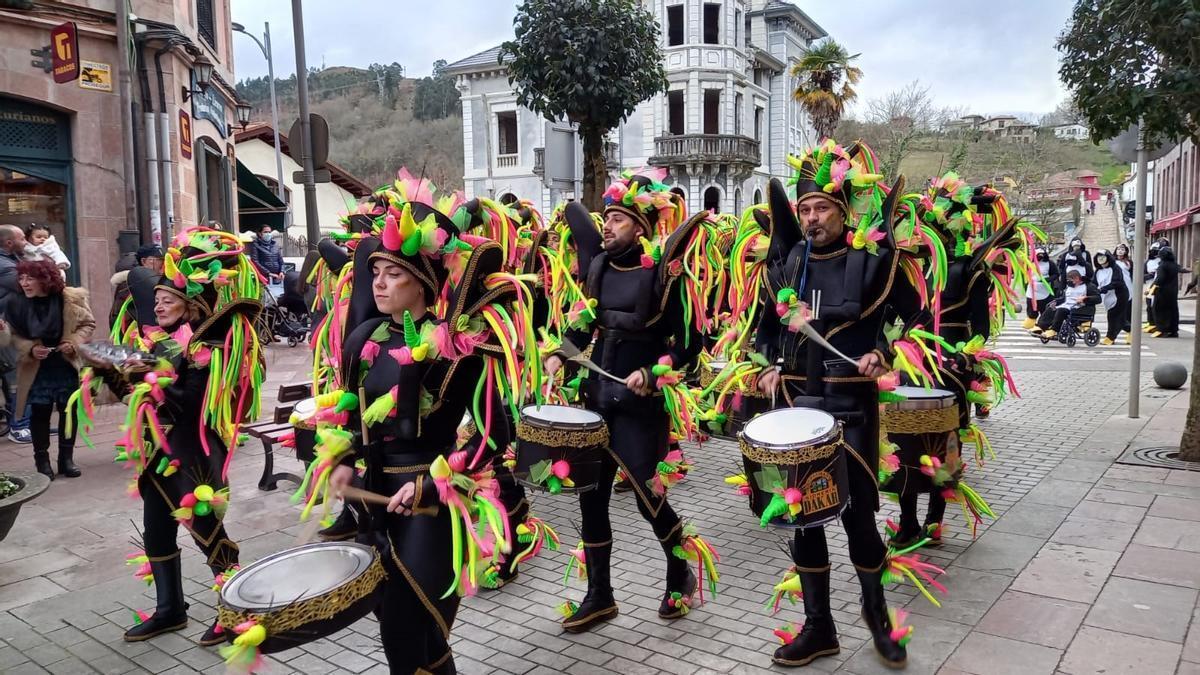 Un momento del desfile en el carnaval de Cangas de Onís