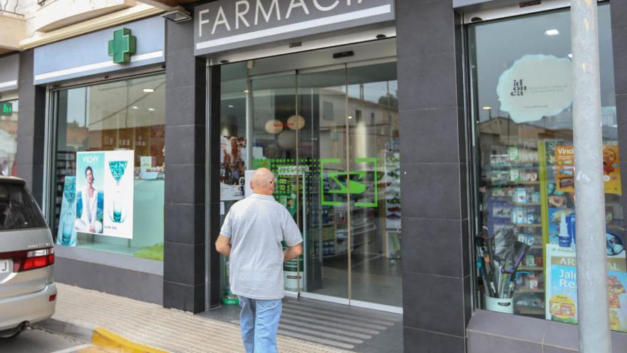 Un hombre entra en una farmacia.