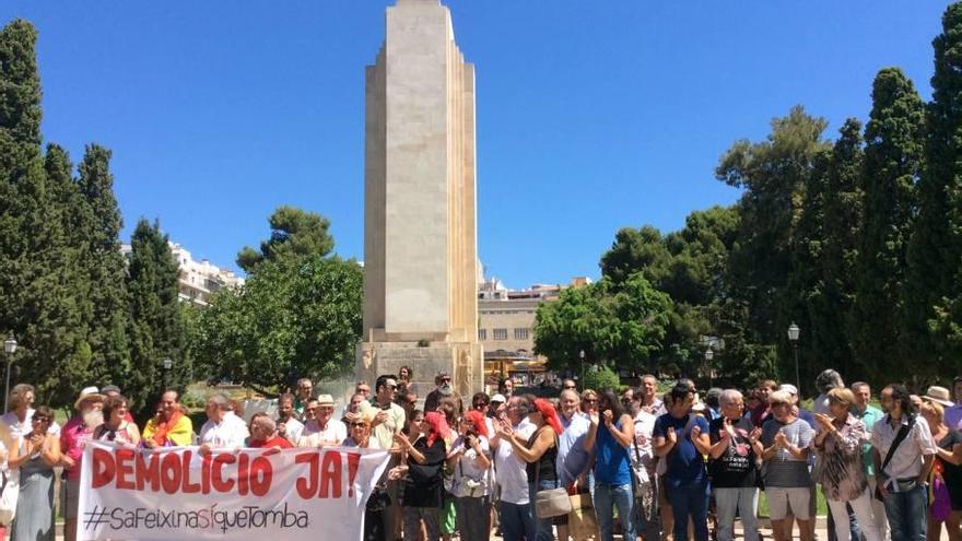 Un centenar de personas acudieron ayer a la presentación de la plataforma &#039;Sa Feixina sí que tomba&#039;.