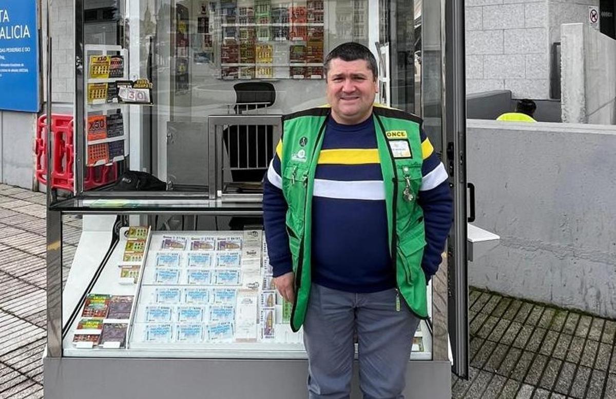 José Manuel Pais, vendedor de la ONCE, que repartió los 10.000 € en Cee.