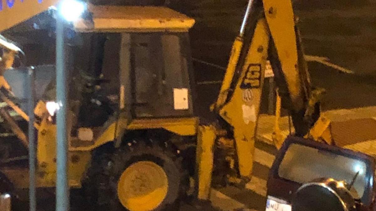 La excavadora, en el lugar del suceso en Roldán.