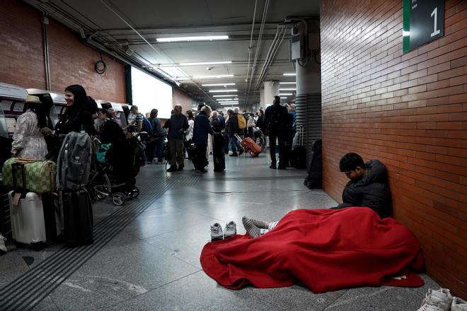 Viajeros en la estación de Atocha después del apagón eléctrico del día 28