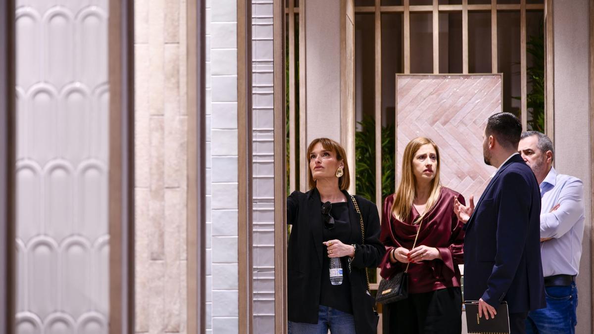 Visitantes en el 'showroom' de Cifre.