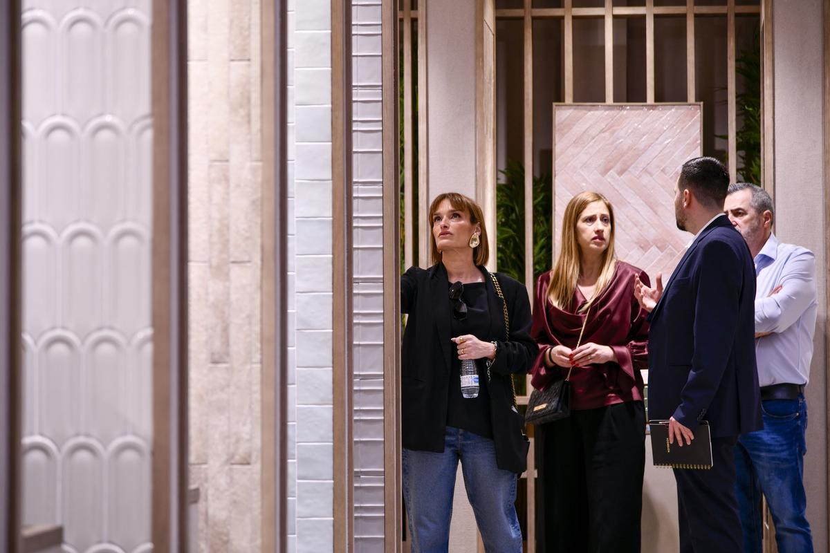 Visitantes en el 'showroom' de Cifre.