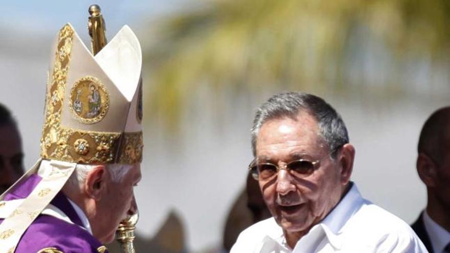 El Papa y Raúl Castro se saludan en la plaza de la Revolución de La Habana.