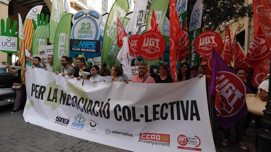 Protesta de los sindicatos docentes el pasado martes frente al Parlament