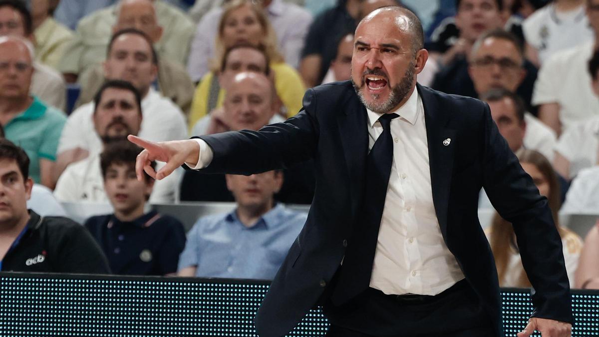 Chus Mateo, el técnico del Madrid, da instrucciones a sus jugadores en el primer duelo de la semifinal de la Liga ACB ante el Barça.