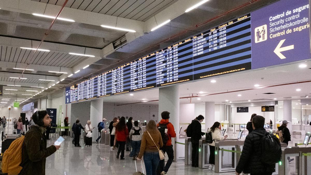 FOTOS: Así se enfrenta el aeropuerto de Palma aún en obras al inicio de la temporada turística