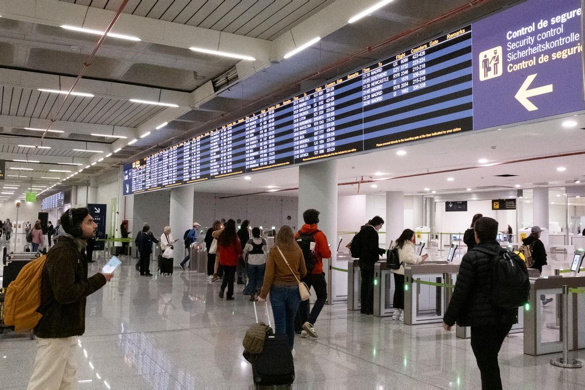 Las fotos del aeropuerto de Palma aún en obras que se enfrenta al inicio de la temporada turística