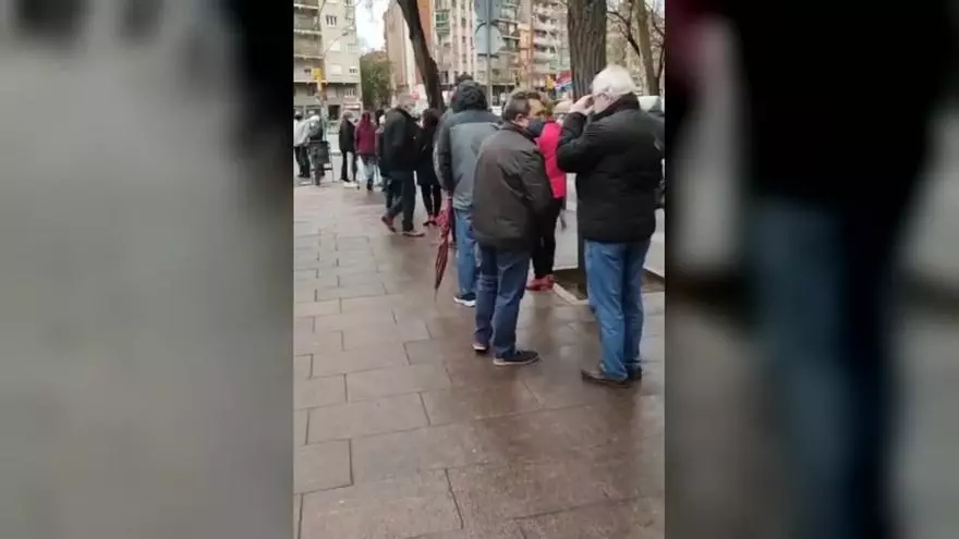 Colas para votar en el instituto Joan Fuster, en el barrio de Navas de Barcelona