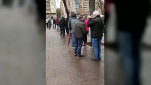 Colas para votar en el instituto Joan Fuster, en el barrio de Navas de Barcelona.