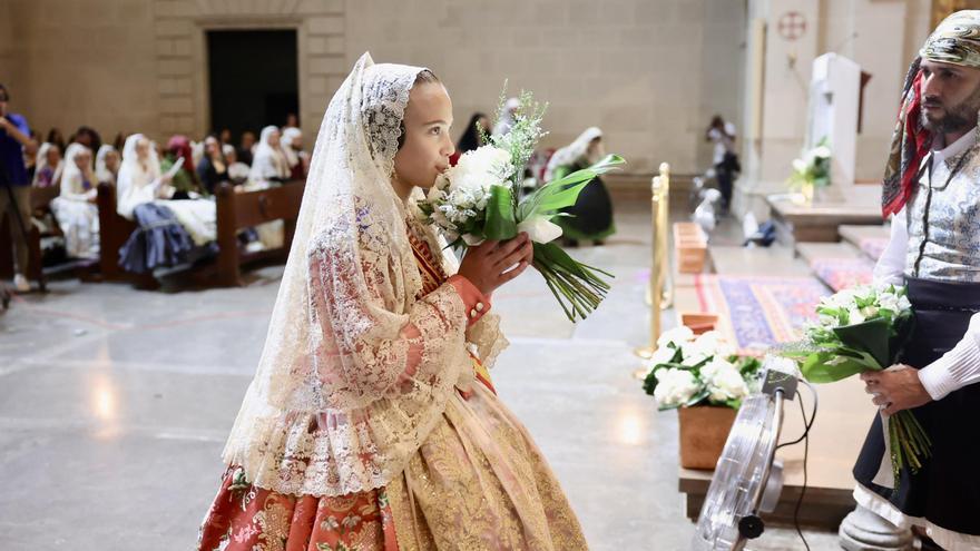 Lucía sortea el virus para presidir el paso fallero infantil en la Ofrenda de las Hogueras