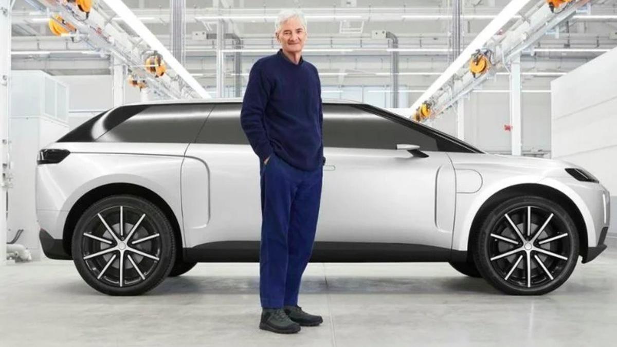 James Dyson con su SUV eléctrico, que nunca llegará al mercado