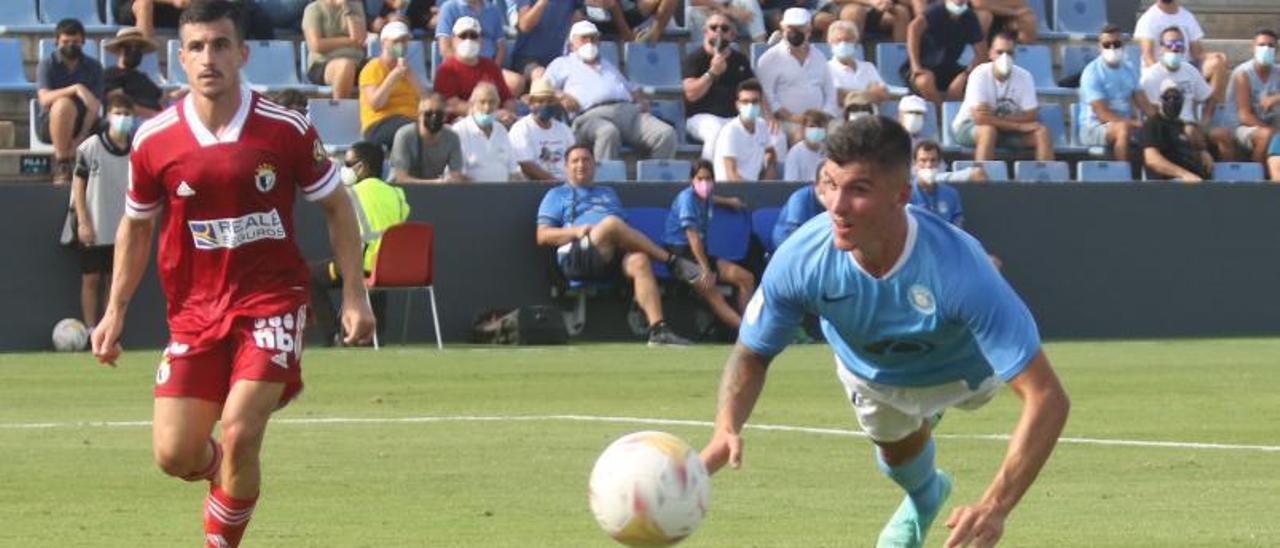 Sergio Castel, con tres goles anotados, comparte el Pichichi de la UD Ibiza con Mateusz Bogusz.