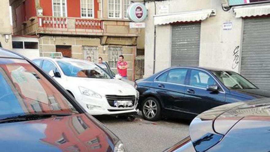 Imagen del taxi que  chocó en Vigo