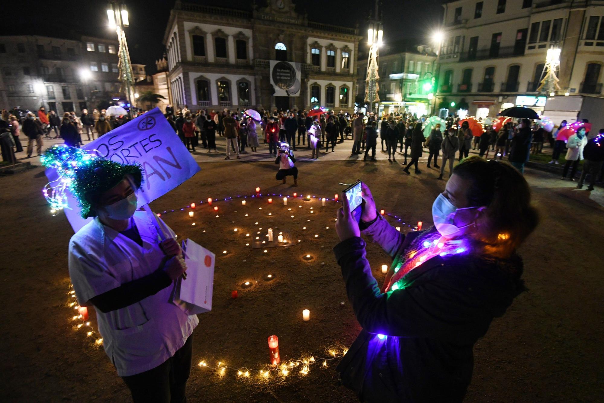 Los asistentes a la concentración luminosa en defensa de la sanidad pública