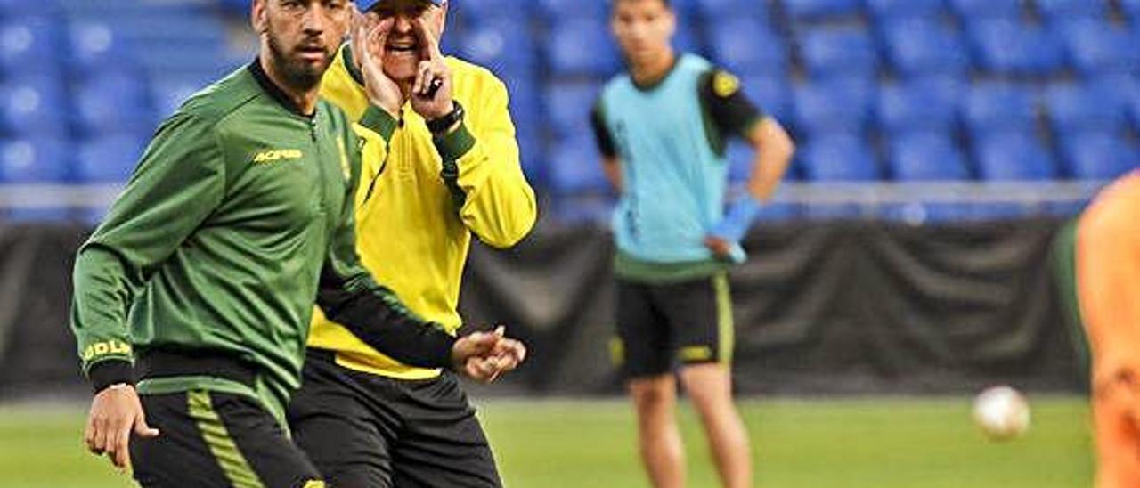 Pepe Mel, durante una sesión de trabajo, da instrucciones a sus pupilos, con Deivid en primer término, en el estadio de Gran Canaria.