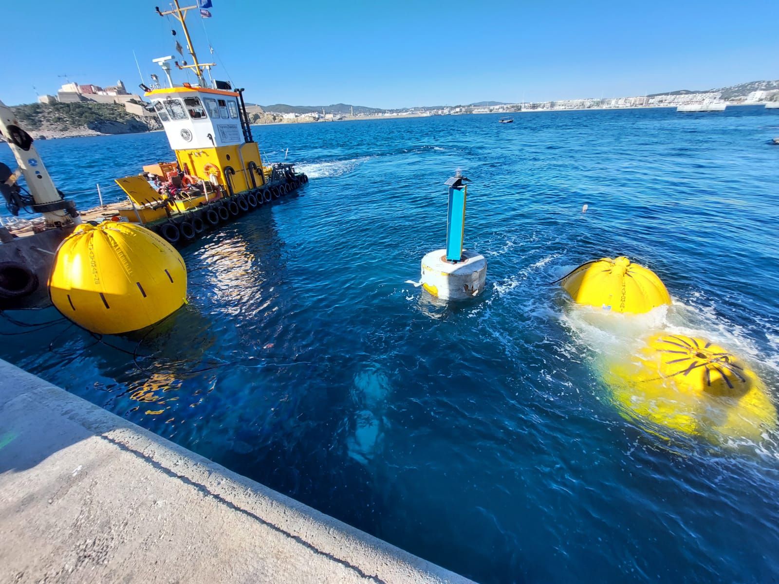 Reflotado el pesquero 'Charpat Segundo', hundido en el puerto de Ibiza.