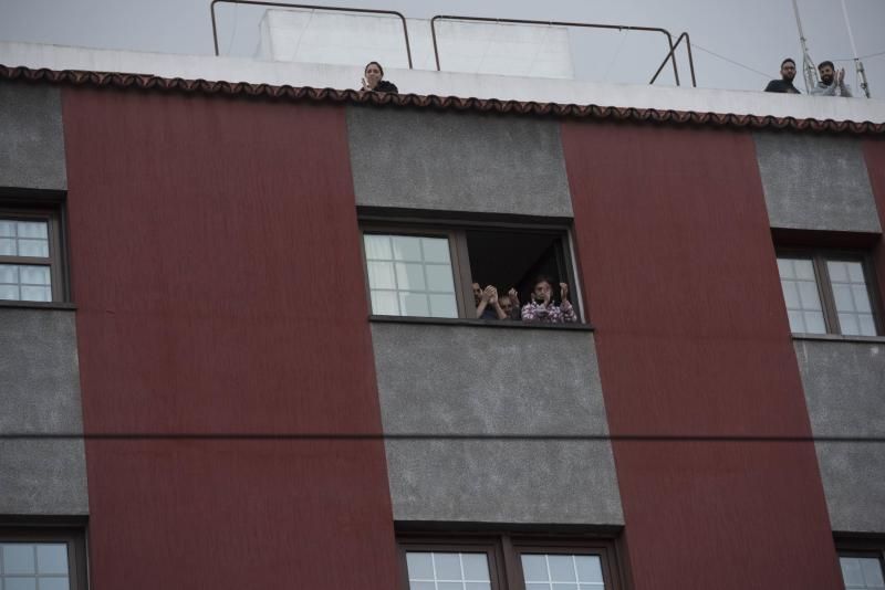 Gente en balcones aplaudiendo.La Laguna, Avenida de La Trinidad  | 27/03/2020 | Fotógrafo: Carsten W. Lauritsen