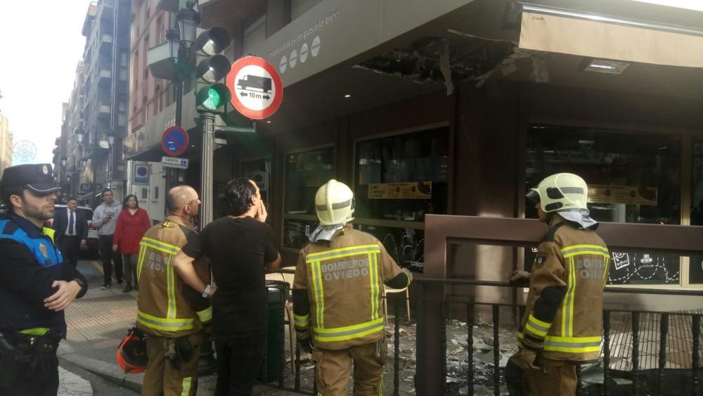 Herido un hombre al desprenderse el techo de una terraza en Oviedo