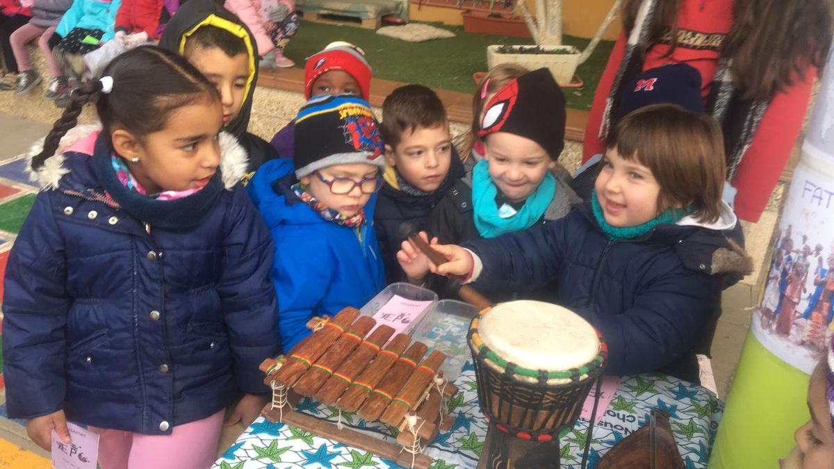 Una activitat d'un projecte educatiu Matinal Multicultural a l'escola Pau Claris de la Seu d'Urgell