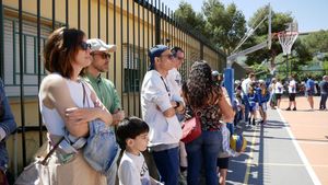 Familias y niños al sol en un partido de baloncesto en el Colegio Doctor Azúa de Zaragoza.