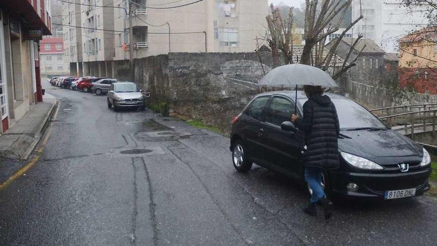 Los vecinos critican que en algunos tramos no existen aceras y tienen que invadir la calzada. // R. Vázquez