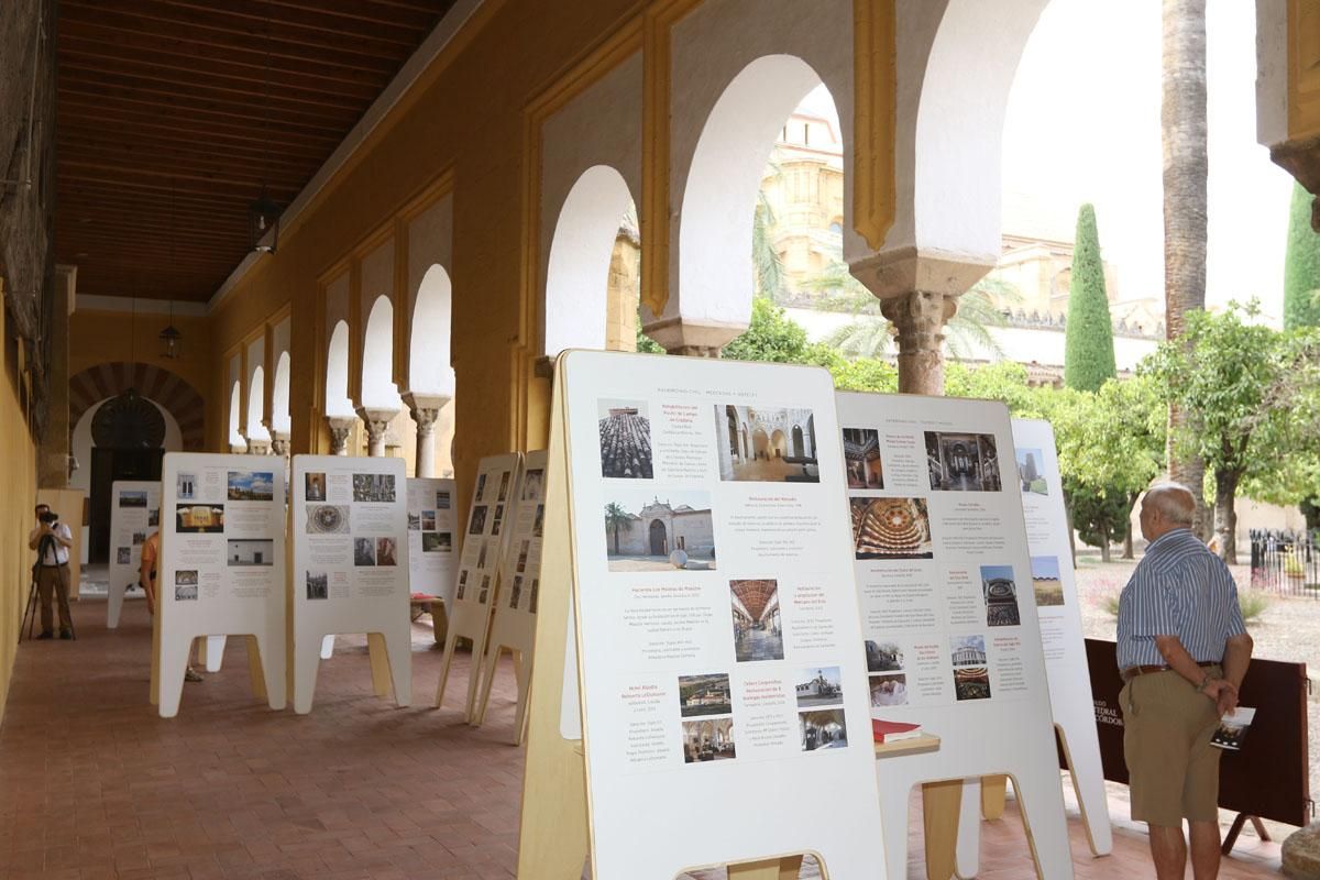 Exposición sobre patrimonio español en el patio de los Naranjos