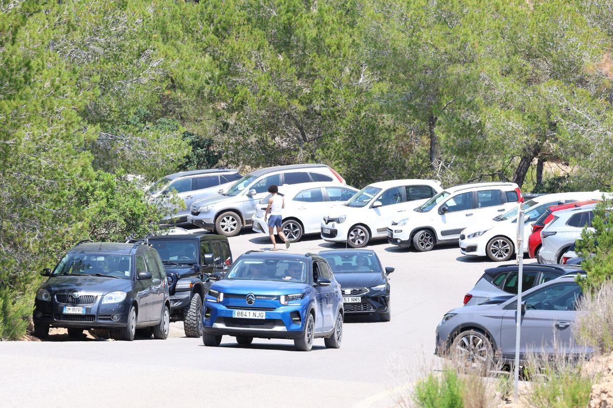 Crónica de un domingo en cala d'Hort con el aparcamiento cerrado.