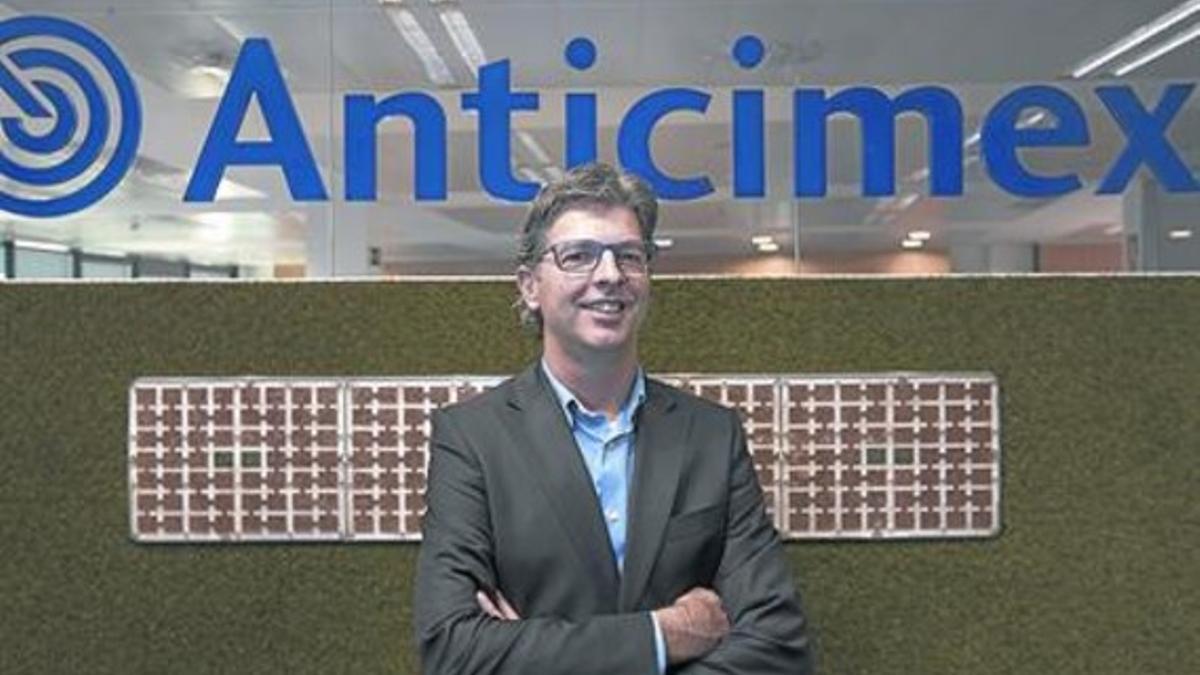 TECNOLOGÍA. Josep Valls, director general de Anticimex  España, en la sede de la compañía, en Sant Cugat del Vallès.