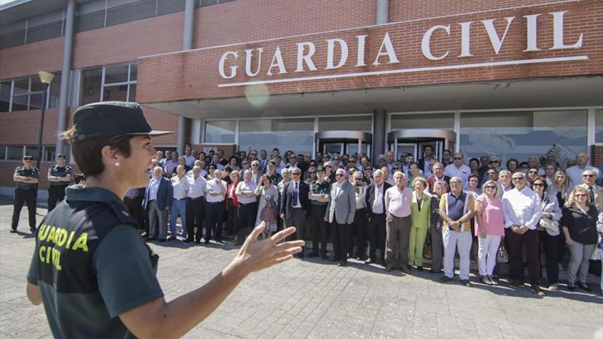 Un homenaje a guardias civiles congrega a más de 200 personas