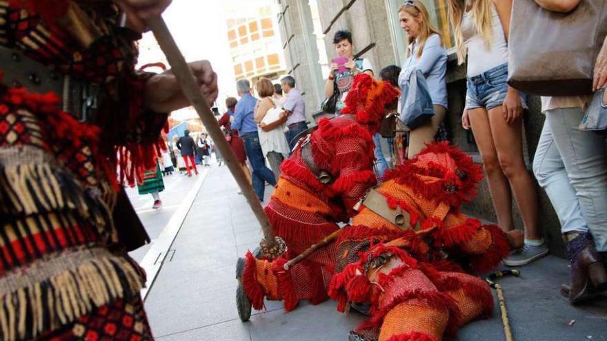 Desfile de mascaradas del pasado año a su paso por Santa Clara.