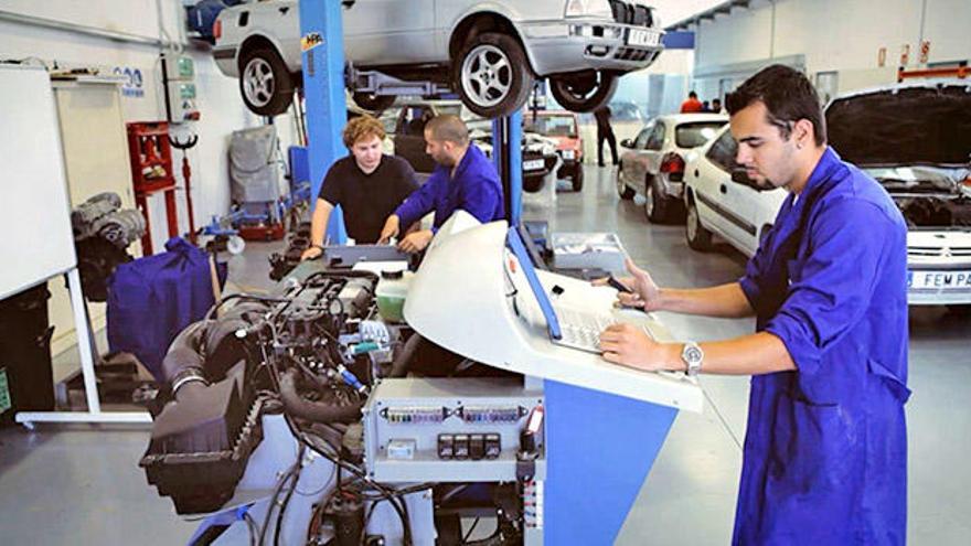 Grado medio superior en Automoción, escuela en Alicante (FP-FEMPA).