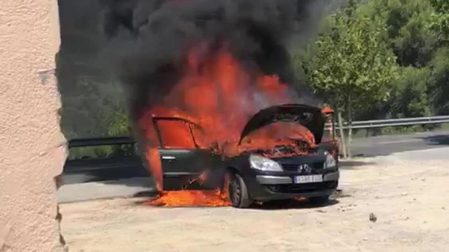 Crema totalment un cotxe davant la deixalleria de Castellbell i el Vilar