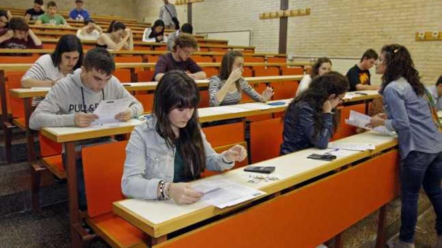 Pruebas de selectividad, ayer, en la Facultad de Filología en Vigo.  // Marta G. Brea