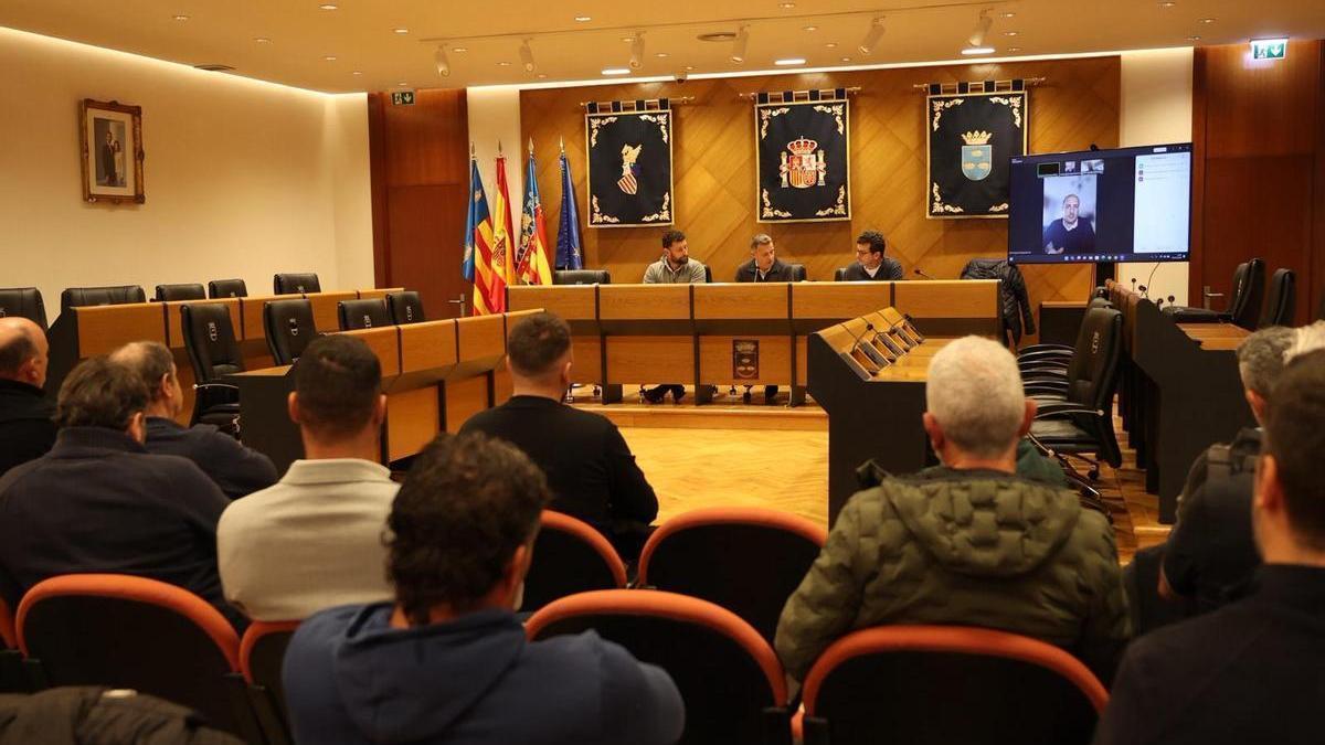 Representantes municipales, técnicos de la Federación Provincial de Caza y cazadores locales, durante la reunión para abordar la creación de un coto propio.