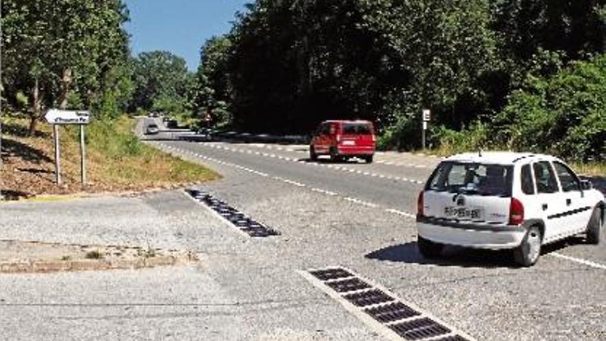 Els veïns d&#039;Aiguaviva Parc critiquen la poca seguretat d&#039;aquesta cruïlla de sortida de la urbanització.