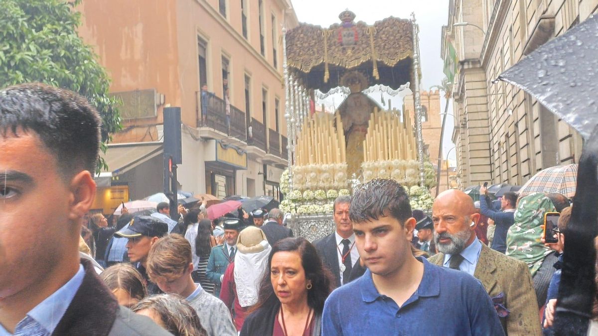 Aplausos al palio de San Benito que corre a refugiarse